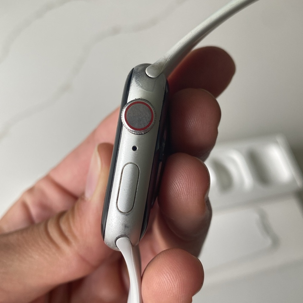 Apple Watch 44 MM Series 4 Silver Aluminum Case White Sport Band - Picture 11 of 16